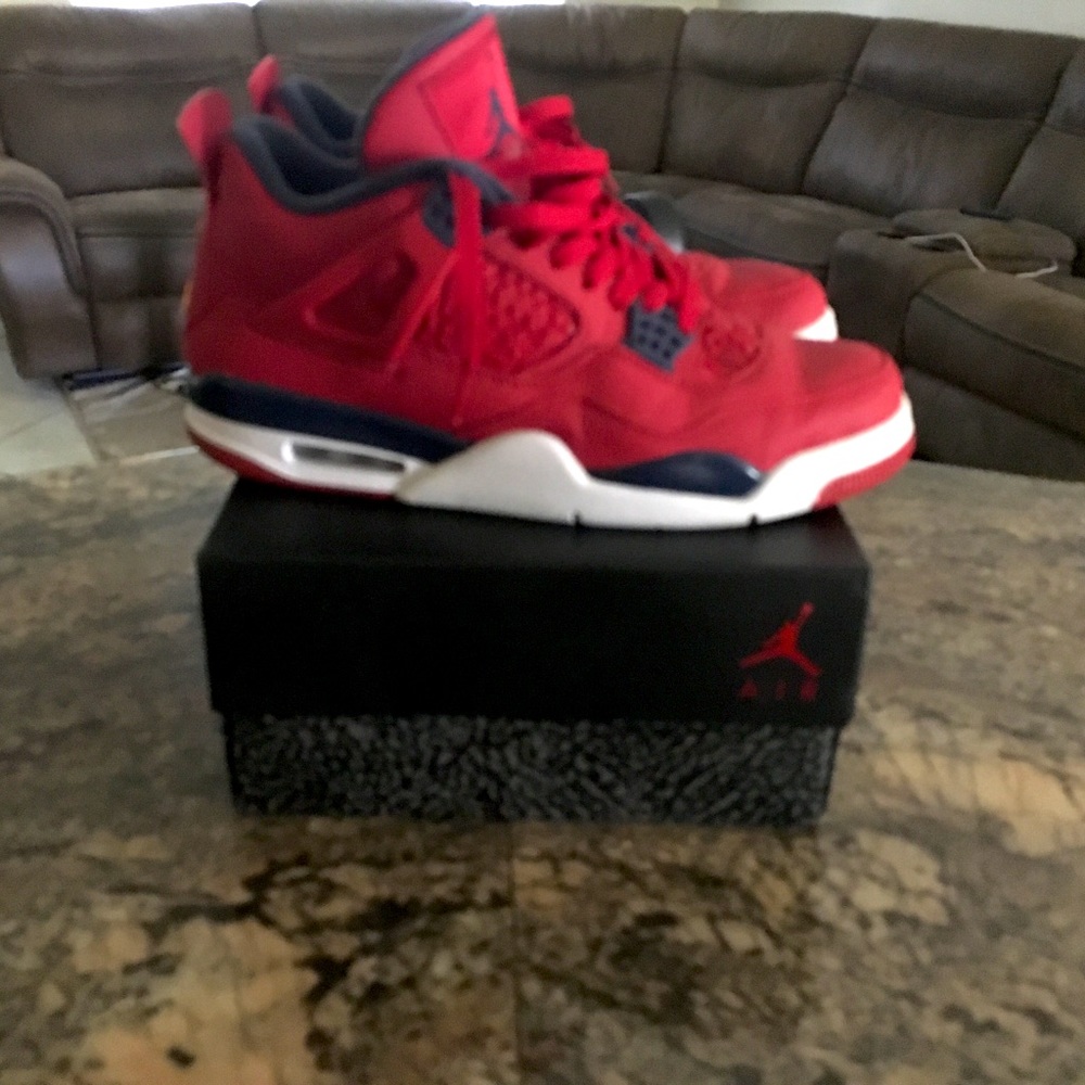 Size 10.5 Jordan’s Retro 4 used like new flawless comes with box